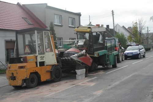 Uszkodzony kombajn utrudniał  ruch - zdjęcia