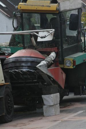 Uszkodzony kombajn utrudniał  ruch - zdjęcia