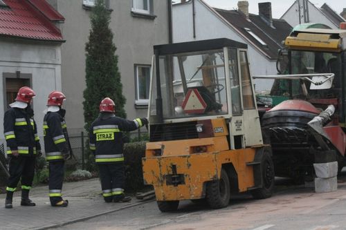 Uszkodzony kombajn utrudniał  ruch - zdjęcia