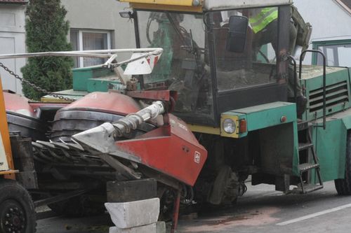Uszkodzony kombajn utrudniał  ruch - zdjęcia