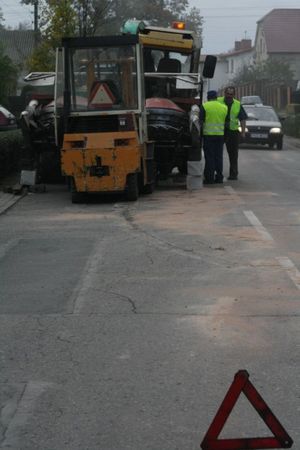 Uszkodzony kombajn utrudniał  ruch - zdjęcia