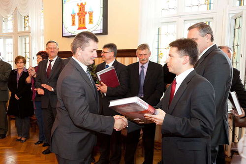 Patriotyczny prezent od Lewicy - zdjęcia