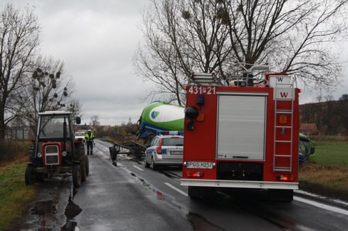 Cysterna w rowie, droga zablokowana - zdjęcia