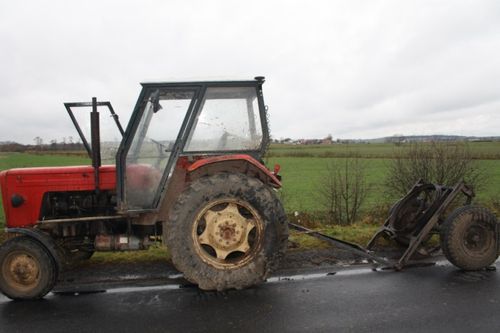 Cysterna w rowie, droga zablokowana - zdjęcia