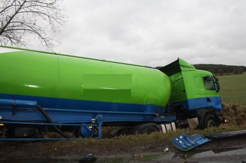 Cysterna w rowie, droga zablokowana - zdjęcia