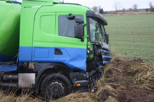 Cysterna w rowie, droga zablokowana - zdjęcia