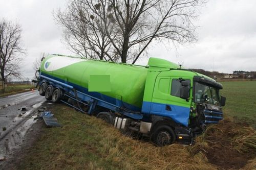 Cysterna w rowie, droga zablokowana - zdjęcia