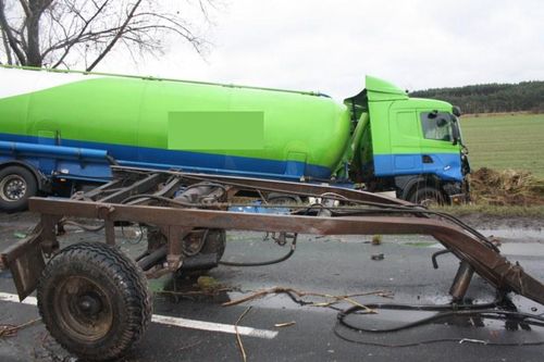 Cysterna w rowie, droga zablokowana - zdjęcia