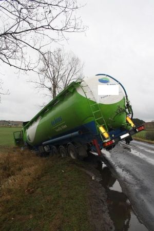 Cysterna w rowie, droga zablokowana - zdjęcia