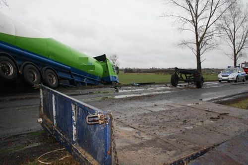 Cysterna w rowie, droga zablokowana - zdjęcia