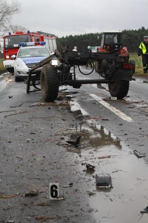 Cysterna w rowie, droga zablokowana - zdjęcia