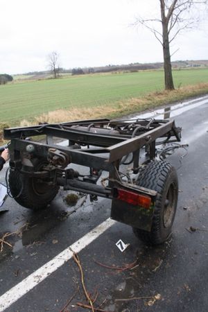 Cysterna w rowie, droga zablokowana - zdjęcia