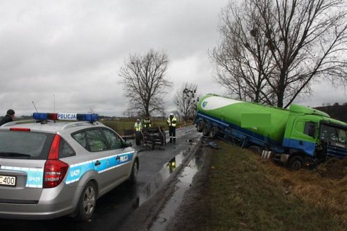 Cysterna w rowie, droga zablokowana - zdjęcia
