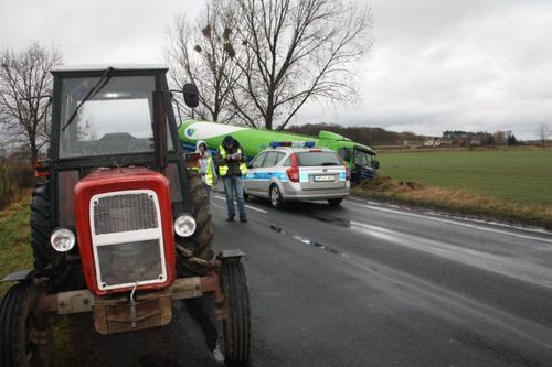 Cysterna w rowie, droga zablokowana - zdjęcia
