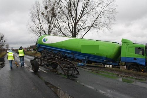 Cysterna w rowie, droga zablokowana - zdjęcia