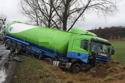 Cysterna w rowie, droga zablokowana - zdjęcia