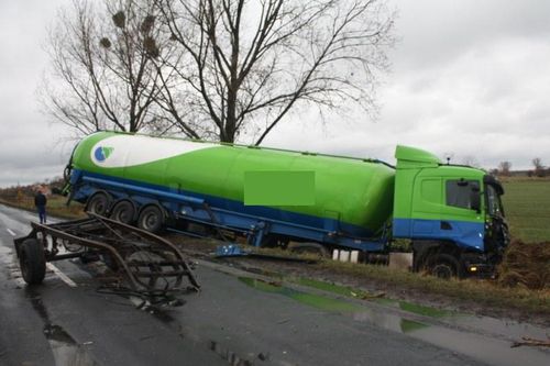 Cysterna w rowie, droga zablokowana - zdjęcia