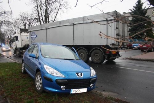 Niegroźna kolizja zakorkowała miasto - zdjęcia