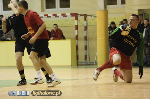 Nowy lider tabeli gromi rywala - galeria