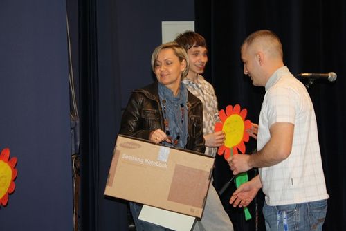 Kibice podarowali dzieciakom laptopa - zdjęcia