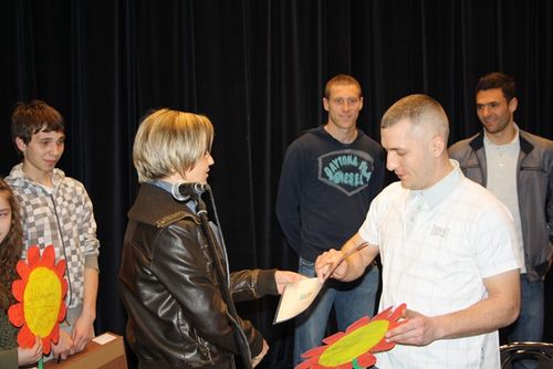 Kibice podarowali dzieciakom laptopa - zdjęcia