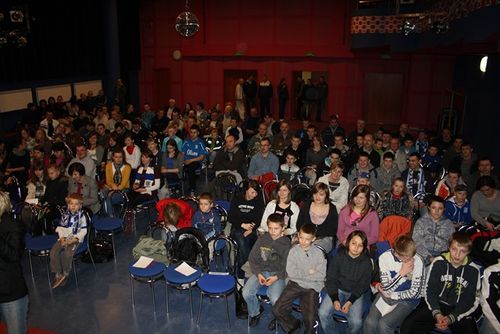 Kibice podarowali dzieciakom laptopa - zdjęcia