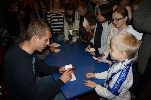 Kibice podarowali dzieciakom laptopa - zdjęcia