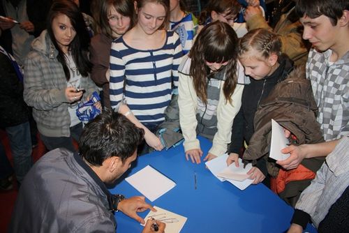 Kibice podarowali dzieciakom laptopa - zdjęcia