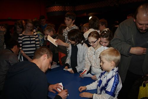 Kibice podarowali dzieciakom laptopa - zdjęcia