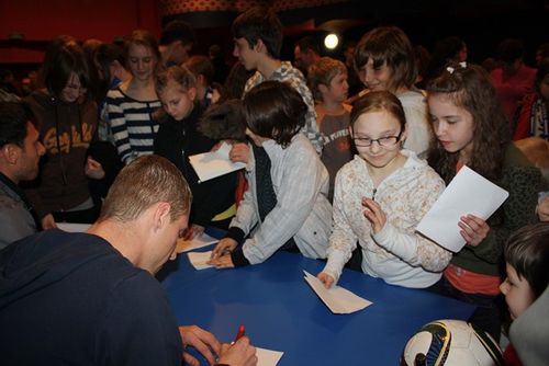Kibice podarowali dzieciakom laptopa - zdjęcia