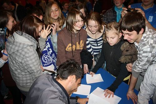 Kibice podarowali dzieciakom laptopa - zdjęcia