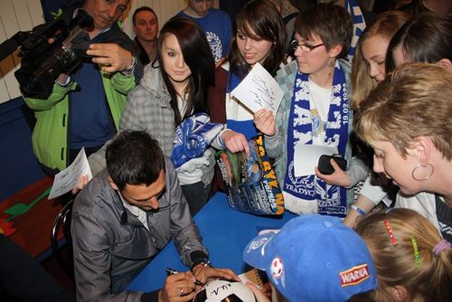 Kibice podarowali dzieciakom laptopa - zdjęcia