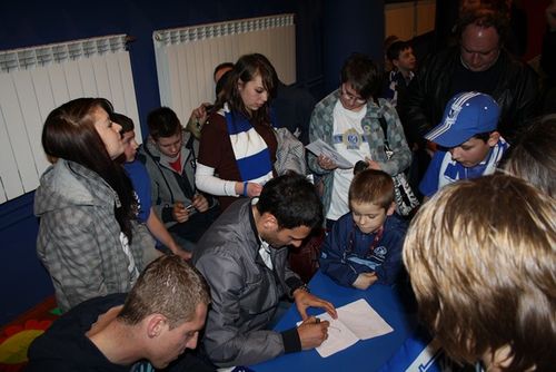 Kibice podarowali dzieciakom laptopa - zdjęcia