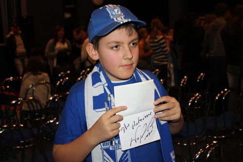 Kibice podarowali dzieciakom laptopa - zdjęcia