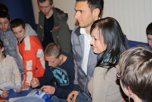 Kibice podarowali dzieciakom laptopa - zdjęcia