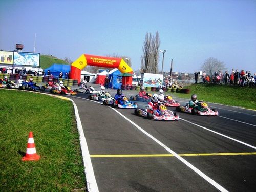 Młodzi kierowcy rozpoczęli sezon - galeria