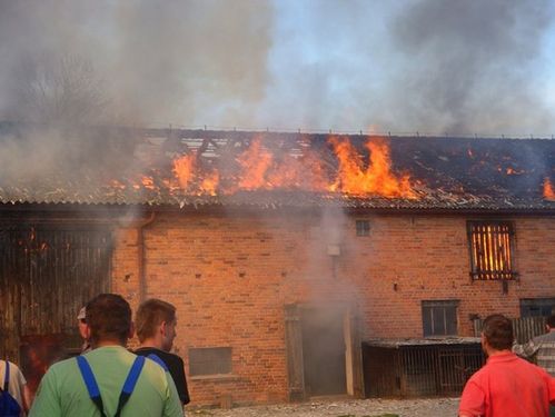 Spalił się dach stodoły w Sułkowicach - zdjęcia