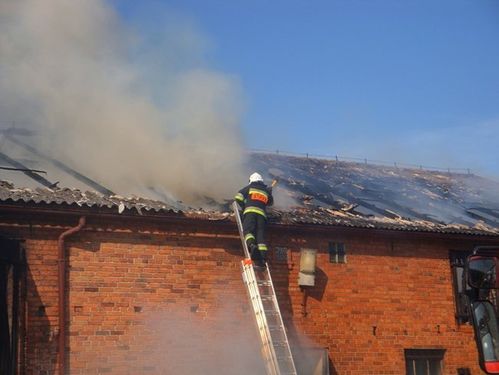 Spalił się dach stodoły w Sułkowicach - zdjęcia