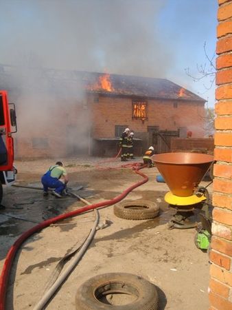Spalił się dach stodoły w Sułkowicach - zdjęcia