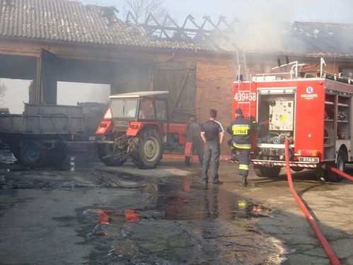 Spalił się dach stodoły w Sułkowicach - zdjęcia