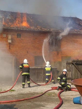 Spalił się dach stodoły w Sułkowicach - zdjęcia