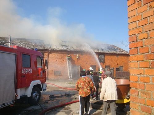 Spalił się dach stodoły w Sułkowicach - zdjęcia