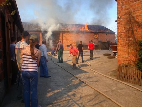 Spalił się dach stodoły w Sułkowicach - zdjęcia