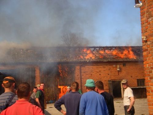 Spalił się dach stodoły w Sułkowicach - zdjęcia