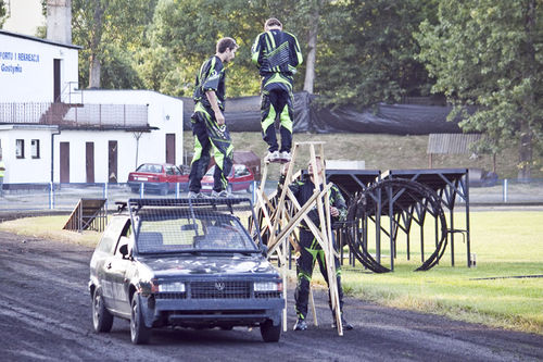 Kaskaderskie show na stadionie - fotorelacja