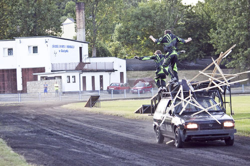 Kaskaderskie show na stadionie - fotorelacja
