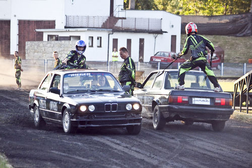 Kaskaderskie show na stadionie - fotorelacja