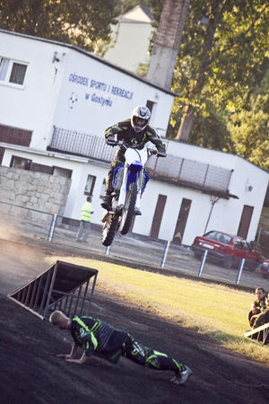 Kaskaderskie show na stadionie - fotorelacja