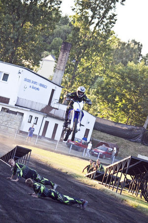 Kaskaderskie show na stadionie - fotorelacja