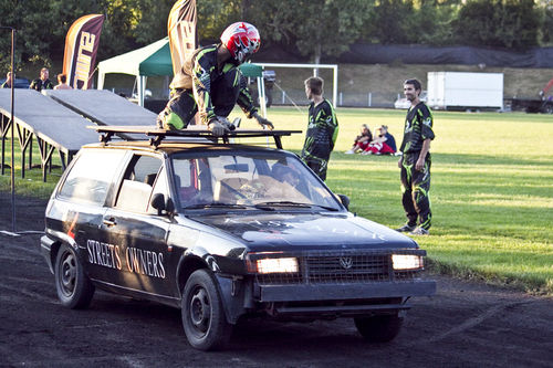 Kaskaderskie show na stadionie - fotorelacja